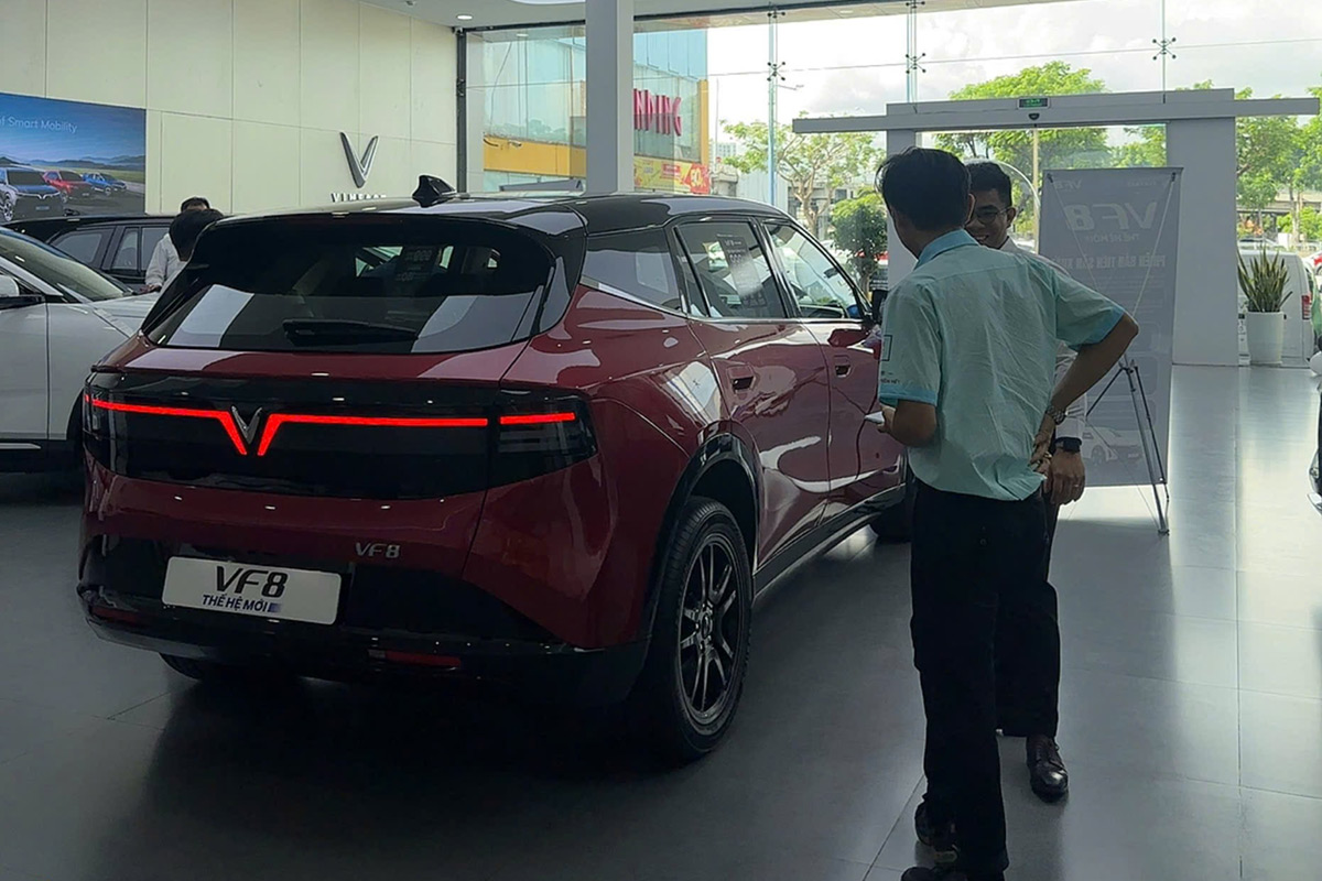 Khách hàng xem xe VinFast tại Võ Văn Kiệt TP.HCM