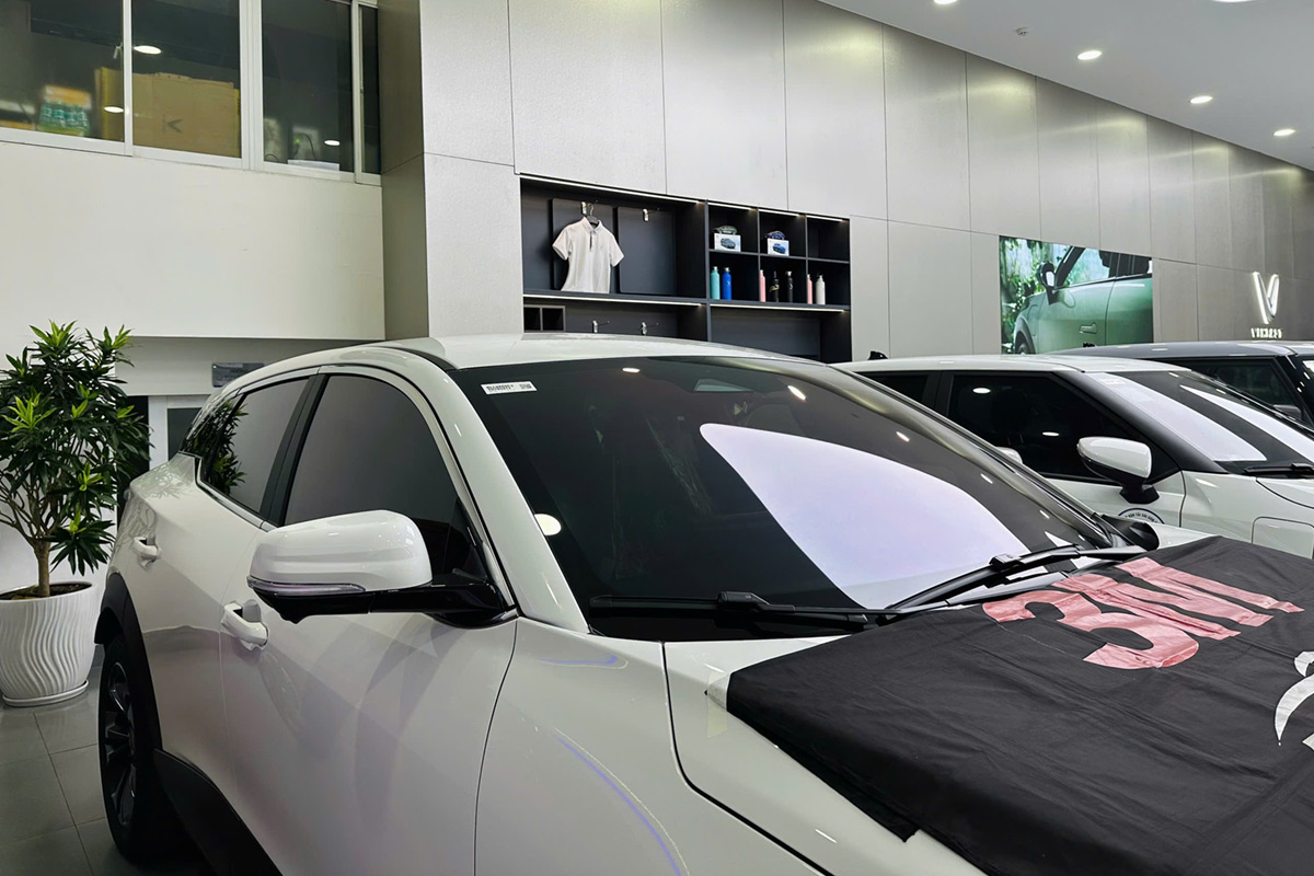 Các dòng xe điện VinFast tại showroom Võ Văn Kiệt